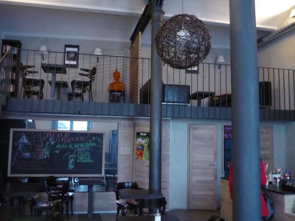 Long tale cafe uvnitr